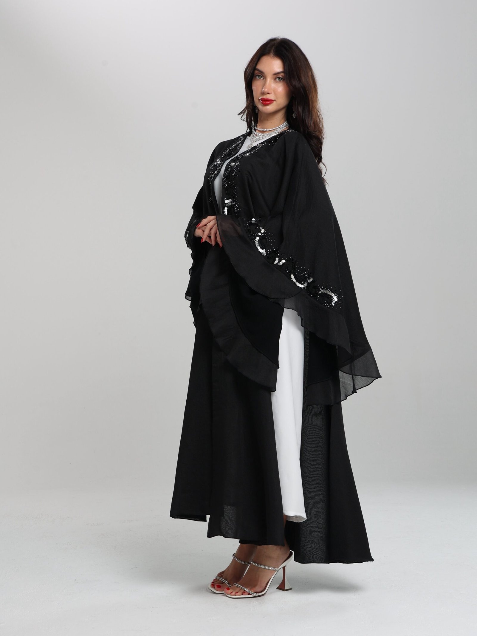E10-عبايه مناسبات بالخرز والكرستال بقصه عصريه - Image 4