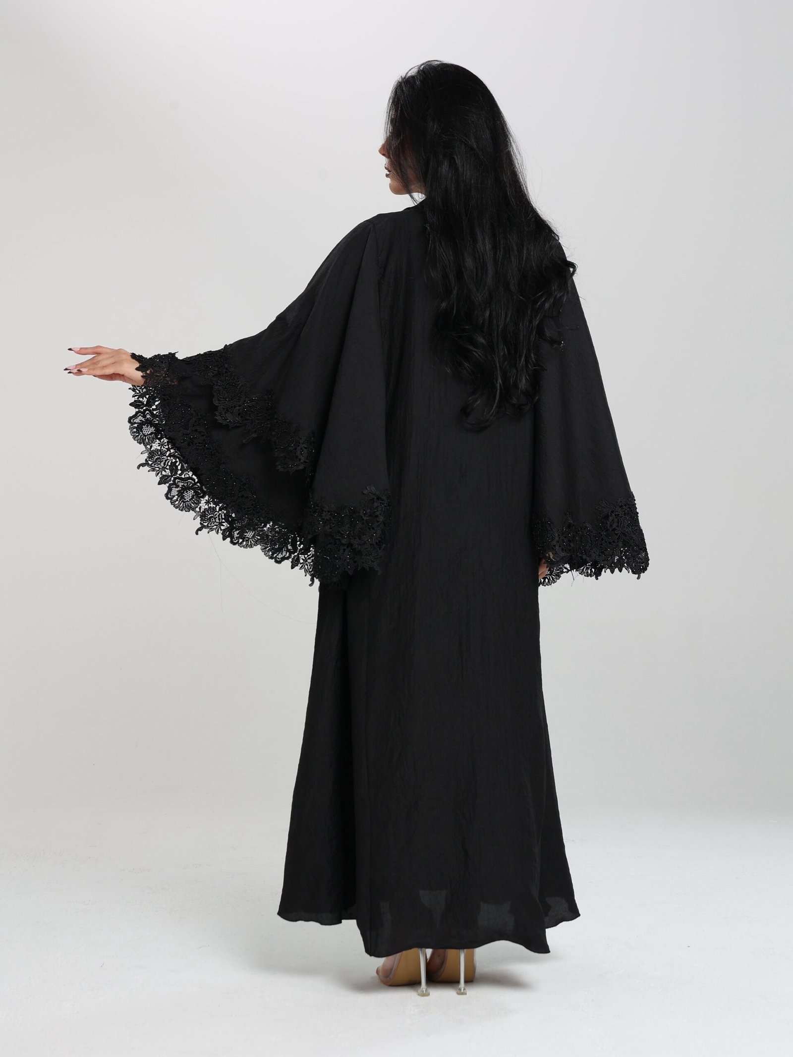 E12-عبايه مناسبات بالدانتيل المرصع بالخرز بأكمام عريضه - Image 3